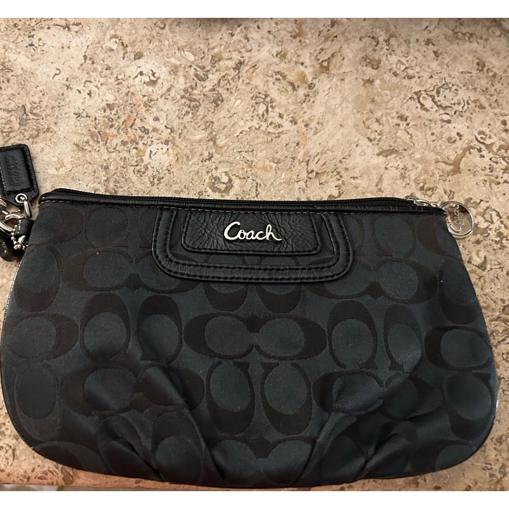 /COACH WRISTLET top zip open hold 10 cards   pocket opposite side pocket on back
